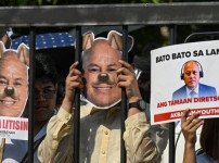 bato-dela-rosa-protesters.jpg